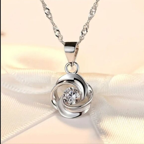 Simple Women's Flower Clavicle Pendant Necklace - Picture 2 of 4